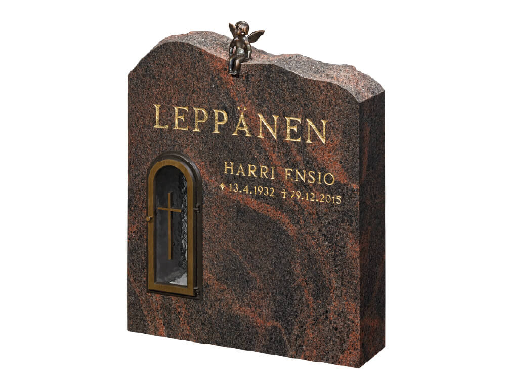 Tummahko hautakivi, jossa on punertavia luonnon raitoja, pronssinen ristikoristeinen kynttilälyhty, kiven päällisosa on lohkottu ja siinä istuu pieni pronssinen enkeli. Tekstit kullan väriset. Hautauspalvelu Kaiho - Hautakivet